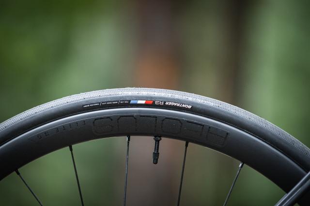 K pohodlí přispívají i 28 mm pláště Bontrager R3