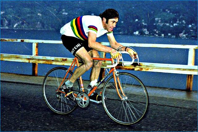Eddy Merckx jedoucí Il Lombardii, tehdy už v dresu mistra světa - 1974 / Zdroj: Flickr
