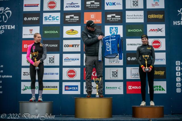 Podium kategorie žen (za Zemanovou cenu přebral reprezentační trenér Michal Bednář)