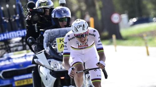 Tadej Pogačar rozprášil konkurenci a v duhovém dresu si dojel pro vítězství na Tour of Flanders!