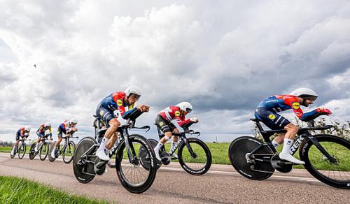 Mathias Vacek v elitní desítce Paris-Nice! Týmovou časovku ovládl Ineos a Ayuso jde do žlutého