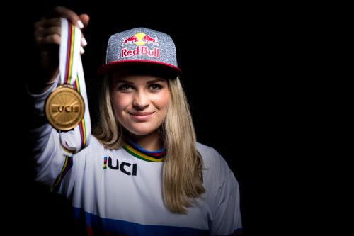  Oficiálně potvrzeno! Mistryně světa Vali Höll mění tým a míří do Commencal-Schwalbe by Les Orres.