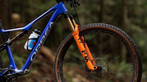 Jedna pro cross-country, jedna pro traily a down-country, ale obě velmi lehké! Fox představuje dvě nové vidlice 34 SL a 36 SL! 