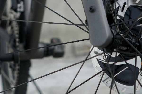 Jak utáhnout pevnou osu kola: silou závit nezachráníš