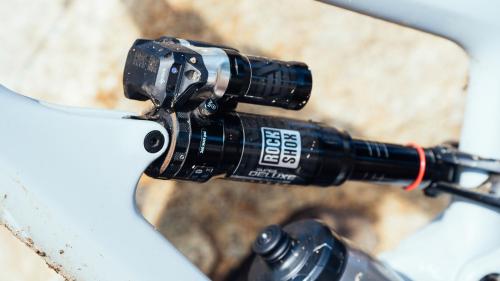 A je to tady! RockShox nově rozšiřuje Flight Attendant i na enduro odpružení!