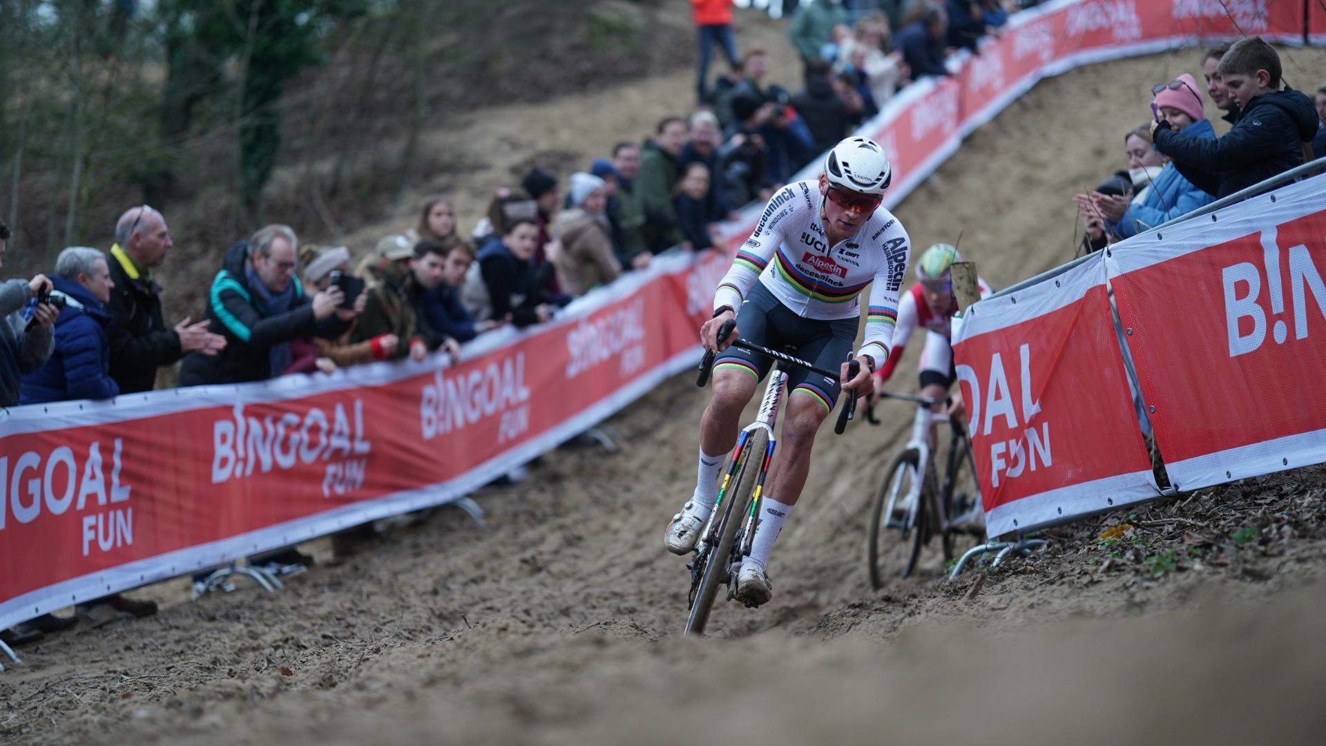 Van der Poel v písečném Koksijde zapsal už 15. cyklokrosovou výhru v řadě!