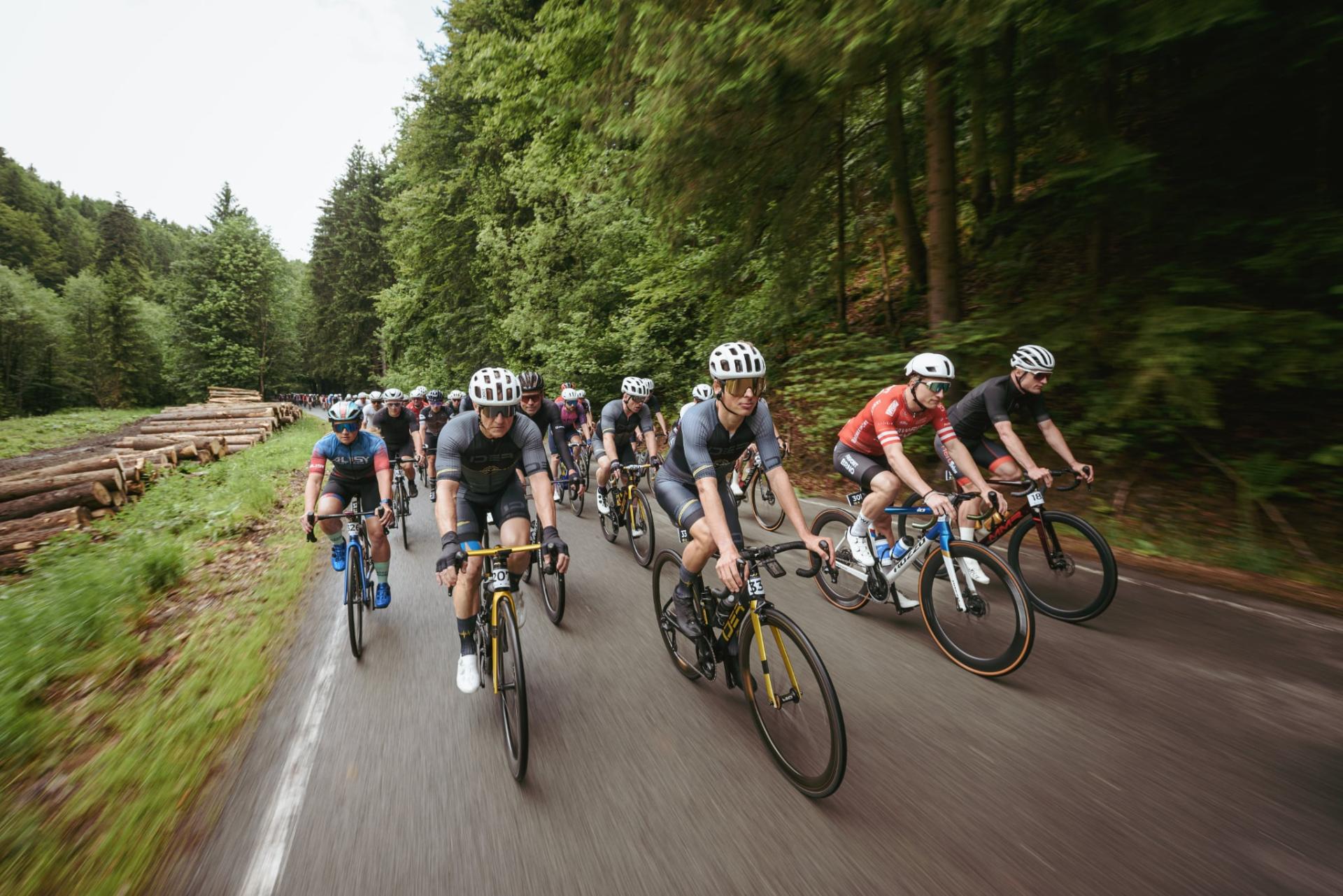 Road Stage Series 2026: Nejlepší kontinentální týmy a hobbíci na stejné trati